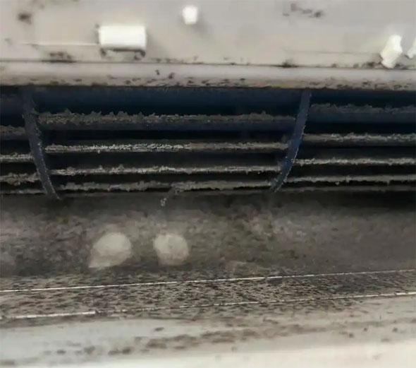 乌马河空调吹的风有股烧焦味是怎么回事